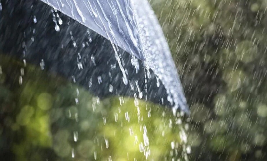 যদিও এখন বর্ষা অনেক দূর। তাপপ্রবাহে জ্বলছে বাঁকুড়া, পুরুলিয়া, ঝাড়গ্রাম, বীরভূম।গরমে পাল্লা দিচ্ছে দক্ষিণবঙ্গের হুগলি, পূর্ব মেদিনীপুর, উত্তর ও দক্ষিণ চব্বিশ পরগনাও। কোথাও তাপমাত্রা চল্লিশ ছুঁইছুঁই। কোথাও তা ছাড়িয়ে গিয়েছে। সর্বত্রই ত্রাহি ত্রাহি রব। কেউ গলা ভেজাচ্ছেন ঠান্ডা পানীয়ে। কিন্তু, বাতাসে আর্দ্রতা ঘোর শত্রু। ফলে, স্বস্তি নেই ফ্যানের হাওয়াতেও। গনগনে গরমে গা ঘামিয়েই দৈনিক কাজে নেমেছেন দিনমজুর, নির্মাণশ্রমিক-সহ বহু মানুষ। তীব্র অস্বস্তিতে স্কুলের পড়ুয়ারা। তবে খানিক শান্তি দিতে পারে সন্ধের মুখে এই বৃষ্টি ৷ যদিও এখন বর্ষা অনেক দূর। তাপপ্রবাহে জ্বলছে বাঁকুড়া, পুরুলিয়া, ঝাড়গ্রাম, বীরভূম।গরমে পাল্লা দিচ্ছে দক্ষিণবঙ্গের হুগলি, পূর্ব মেদিনীপুর, উত্তর ও দক্ষিণ চব্বিশ পরগনাও। কোথাও তাপমাত্রা চল্লিশ ছুঁইছুঁই। কোথাও তা ছাড়িয়ে গিয়েছে। সর্বত্রই ত্রাহি ত্রাহি রব। কেউ গলা ভেজাচ্ছেন ঠান্ডা পানীয়ে। কিন্তু, বাতাসে আর্দ্রতা ঘোর শত্রু। ফলে, স্বস্তি নেই ফ্যানের হাওয়াতেও। গনগনে গরমে গা ঘামিয়েই দৈনিক কাজে নেমেছেন দিনমজুর, নির্মাণশ্রমিক-সহ বহু মানুষ। তীব্র অস্বস্তিতে স্কুলের পড়ুয়ারা। তবে খানিক শান্তি দিতে পারে সন্ধের মুখে এই বৃষ্টি ৷