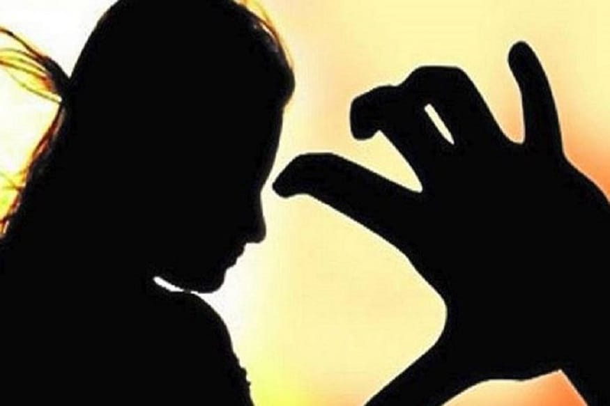 তারপর ধর্ষিতাকে কাছের একটি স্টেশনে ফেলে রেখে পালায় দুষ্কৃতীরা৷ সেখান থেকে কোনও রকমে রাজস্থানে ফিরে আসেন তারা৷ এরপরই স্থানীয় হাসপাতালে ভর্তি করা হয় ধর্ষিতাকে৷ হাসপাতালে ভর্তির পর থেকেই জ্ঞান হারাতে থাকেন তিনি৷ সেখানে দীর্ঘ লড়াইয়ের পর, মৃত্যু হয় তার৷ Photo Collected তারপর ধর্ষিতাকে কাছের একটি স্টেশনে ফেলে রেখে পালায় দুষ্কৃতীরা৷ সেখান থেকে কোনও রকমে রাজস্থানে ফিরে আসেন তারা৷ এরপরই স্থানীয় হাসপাতালে ভর্তি করা হয় ধর্ষিতাকে৷ হাসপাতালে ভর্তির পর থেকেই জ্ঞান হারাতে থাকেন তিনি৷ সেখানে দীর্ঘ লড়াইয়ের পর, মৃত্যু হয় তার৷ Photo Collected