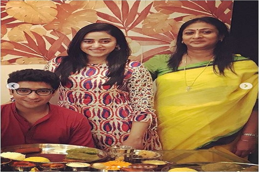 যোগ্য সহধর্মিনীর মতো এদিন বরের পাশেই ছিলেন ঋদ্ধিমা ৷