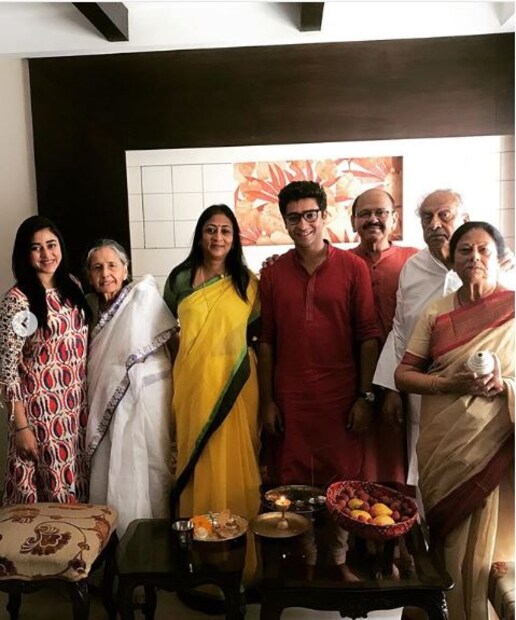  জামাইয়ের আপ্যায়নে শুধু শাশুড়ি-শ্বশুরই নয়, উপস্থিত ছিলেন ঋদ্ধিমার বাড়ির প্রত্যেকেই ৷  ছবি সৌজন্যে- ঋদ্ধিমার ইনস্টাগ্রাম অ্যাকাউন্ট