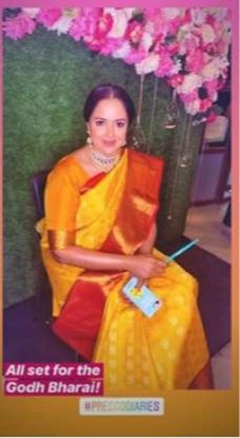 হলুদ, লাল চওড়া পাড়ের কাঞ্জিভরম, হীরের গয়নায় আগাগোড়া ট্র্যাডিশনাল লুক-এ সমীরা। অক্ষয় আর হংস দু'জনেই ফ্রেমবন্দি সাদা কুর্তা পায়জামাতে।  Photo Source: Sameera Reddy/ Instagram