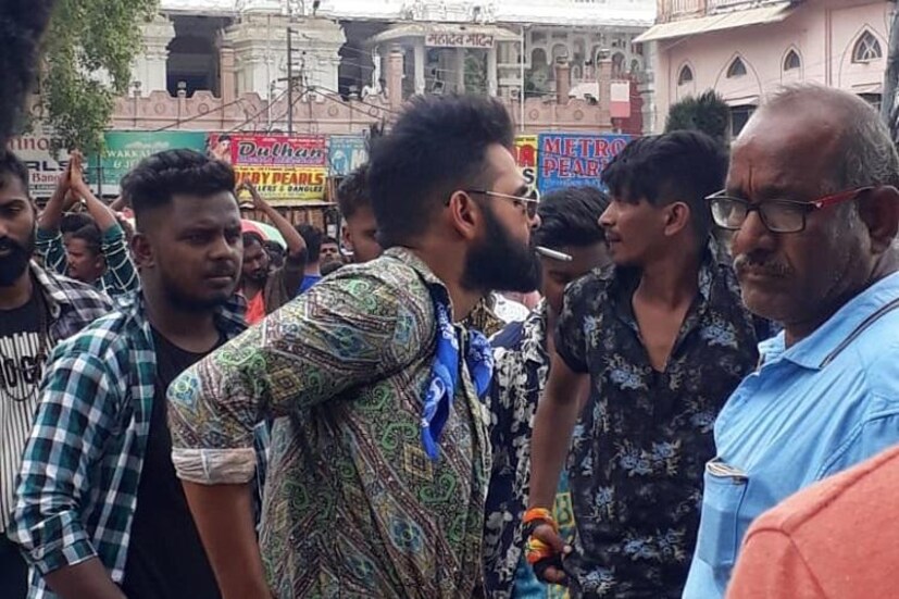 • জনপ্রিয় টলিউড অভিনেতা রাম পঠিনেনিকে জরিমানা করেছে হায়দরাবাদ পুলিশ ৷