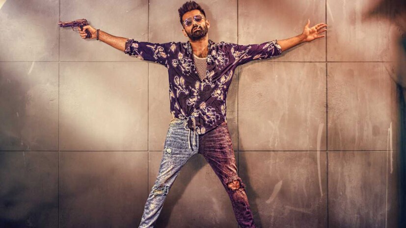 • এই অপরাধে তাঁকে ২০০ টাকার জরিমানা দিতে হয়েছে ৷