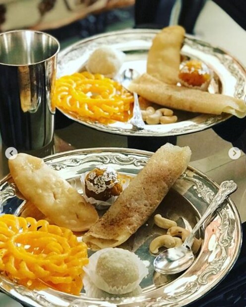 আর শেষ পাতে পাঁচ রকমের মিষ্টি ও ড্রাই ফুটস ৷  ছবি সৌজন্যে- ঋদ্ধিমার ইনস্টাগ্রাম অ্যাকাউন্ট