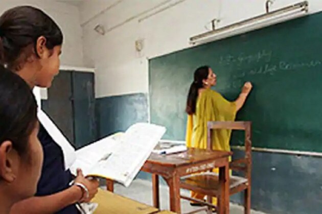 ২০১৭ সালে ন্যূনতম যোগ্যতামান আরও বাড়িয়ে ৫০ শতাংশ করে দেওয়ায় অনেকেই আপত্তি তোলেন। কলকাতা হাইকোর্টে মামলাও করেন প্রণতি আগুয়ান-সহ একাধিক শিক্ষক। তাঁদের কারওরই স্নাতকোত্তর স্তরে ৫০ শতাংশ নম্বর ছিল না। আদালতের নির্দেশে শেষমেশ তাঁরা অবশ্য পরীক্ষা দেন। কিন্তু, অভিযোগ, পরীক্ষার ফল বেরিয়ে গেলেও মামলাকারীদের ফলপ্রকাশ করা হয়নি। ২০১৭ সালে ন্যূনতম যোগ্যতামান আরও বাড়িয়ে ৫০ শতাংশ করে দেওয়ায় অনেকেই আপত্তি তোলেন। কলকাতা হাইকোর্টে মামলাও করেন প্রণতি আগুয়ান-সহ একাধিক শিক্ষক। তাঁদের কারওরই স্নাতকোত্তর স্তরে ৫০ শতাংশ নম্বর ছিল না। আদালতের নির্দেশে শেষমেশ তাঁরা অবশ্য পরীক্ষা দেন। কিন্তু, অভিযোগ, পরীক্ষার ফল বেরিয়ে গেলেও মামলাকারীদের ফলপ্রকাশ করা হয়নি।