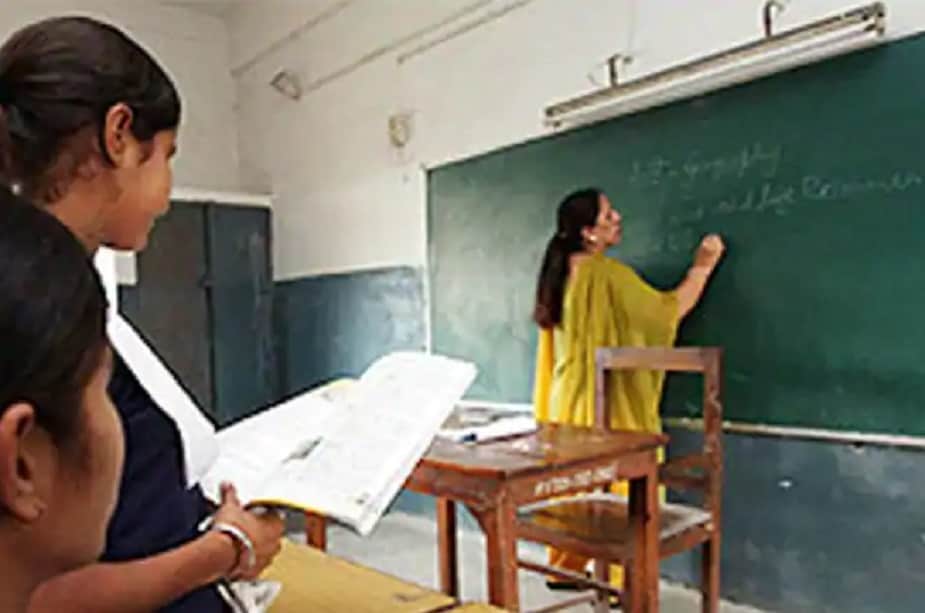 চুক্তিভিত্তিক শিক্ষকদের মামলায় বিচারপতি মৌসুমি ভট্টাচার্যের নির্দেশ, শুধু শিক্ষকদের জন্যই নয় এই নির্দেশ লাগু হবে চুক্তিভিত্তিক অন্যান্য শিক্ষাকর্মীর উপরও ৷ চুক্তিভিত্তিক শিক্ষকদের মামলায় বিচারপতি মৌসুমি ভট্টাচার্যের নির্দেশ, শুধু শিক্ষকদের জন্যই নয় এই নির্দেশ লাগু হবে চুক্তিভিত্তিক অন্যান্য শিক্ষাকর্মীর উপরও ৷