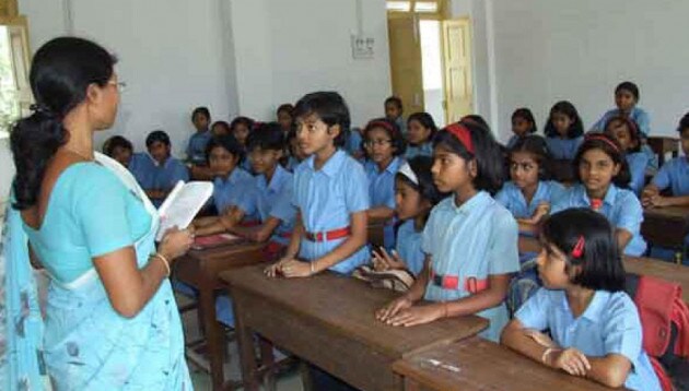 রাজ্যের সরকারি সাহায্যপ্রাপ্ত স্কুলগুলিতে কয়েক হাজার প্রধান শিক্ষক নিয়োগের জন্য ২০১৭ সালের ডিসেম্বরে এসএসসির পরীক্ষা হয়।এই পরীক্ষায় বসতে ন্যূনতম যোগ্যতামান ছিল স্নাতকোত্তর স্তরে ৫০ শতাংশ নম্বর ৷ ২০১৫ সালে তা ছিল ৪০ শতাংশ ৷ ২০১৬ সালে ৪৫ শতাংশ ৷ রাজ্যের সরকারি সাহায্যপ্রাপ্ত স্কুলগুলিতে কয়েক হাজার প্রধান শিক্ষক নিয়োগের জন্য ২০১৭ সালের ডিসেম্বরে এসএসসির পরীক্ষা হয়।এই পরীক্ষায় বসতে ন্যূনতম যোগ্যতামান ছিল স্নাতকোত্তর স্তরে ৫০ শতাংশ নম্বর ৷ ২০১৫ সালে তা ছিল ৪০ শতাংশ ৷ ২০১৬ সালে ৪৫ শতাংশ ৷
