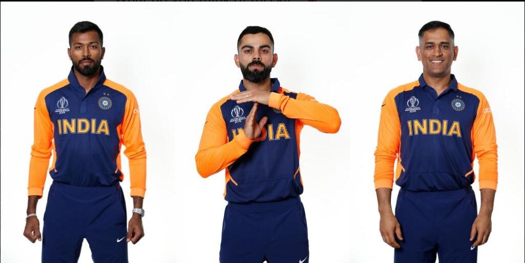 বহু তরজা ও জল্পনা শেষে সামনে এল বিরাট বাহিনীর কমলা জার্সি ৷ মেন ইন ব্লু বিশ্বকাপে এক ম্যাচের জন্য মেন ইন অরেঞ্জ। ইংল্যান্ডের বিরুদ্ধে বিশ্বকাপে কমলা জার্সিতে নামবেন বিরাটরা। গাঢ় নীল, হালকা নীল পেরিয়ে কমলার ছটা। বহু তরজা ও জল্পনা শেষে সামনে এল বিরাট বাহিনীর কমলা জার্সি ৷ মেন ইন ব্লু বিশ্বকাপে এক ম্যাচের জন্য মেন ইন অরেঞ্জ। ইংল্যান্ডের বিরুদ্ধে বিশ্বকাপে কমলা জার্সিতে নামবেন বিরাটরা। গাঢ় নীল, হালকা নীল পেরিয়ে কমলার ছটা।