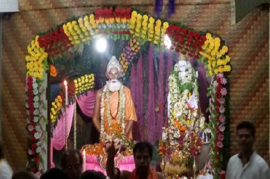 তাঁর পুজোয় বিশেষ কোনও আড়ম্বর নিষ্প্রয়োজন ৷ একটু মিছরি আর অমৃতি দিয়ে পুজো দিলেন বাবা অত্যন্ত সন্তুষ্ট হন ৷ সব থেকে বড় কথা ভক্তি, মনের ভক্তি দিয়েই বাবাকে পুজো করলে চিরতরে তাঁর স্নেহ পাওয়া সম্ভব ৷ তাঁর পুজোয় বিশেষ কোনও আড়ম্বর নিষ্প্রয়োজন ৷ একটু মিছরি আর অমৃতি দিয়ে পুজো দিলেন বাবা অত্যন্ত সন্তুষ্ট হন ৷ সব থেকে বড় কথা ভক্তি, মনের ভক্তি দিয়েই বাবাকে পুজো করলে চিরতরে তাঁর স্নেহ পাওয়া সম্ভব ৷