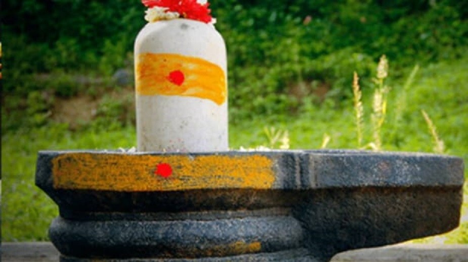 কালো তিল-- শিবের কাছে প্রার্থনা করলে শনি দেবতা সন্তুষ্ট হন। প্রতিদিন বা বিশেষভাবে শনিবার কাঁচা দুধের সাথে কালো তিল শিবলিঙ্গের মাথায় ঢাললে শনির বিরূপ প্রক্রিয়া শান্ত করতে সাহায্য করে।Representative imagePhoto Source: Collected কালো তিল-- শিবের কাছে প্রার্থনা করলে শনি দেবতা সন্তুষ্ট হন। প্রতিদিন বা বিশেষভাবে শনিবার কাঁচা দুধের সাথে কালো তিল শিবলিঙ্গের মাথায় ঢাললে শনির বিরূপ প্রক্রিয়া শান্ত করতে সাহায্য করে।Representative imagePhoto Source: Collected