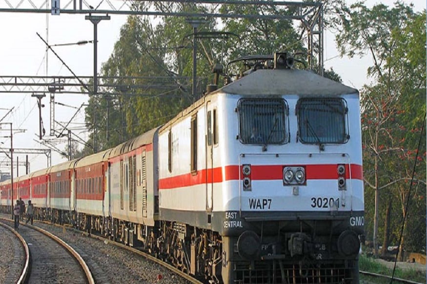 হায়দরাবাদ-রক্সোলের মধ্যে সাপ্তাহিক ট্রেন চলাচল দেড় বছর আগে বন্ধ হয়েছিল ৷ তা ফের চালু হতে যাচ্ছে ৷ ধানবাদ-চন্দ্রপুরের মধ্যে রেল রুটের কয়লা কিনতে আগুন লাগাতে ঝুঁকির ট্রেন চলাচলেও ঝুঁকি ছিল ৷ হায়দরাবাদ-রাক্সোল এক্সপ্রেসের প্রথম স্টেশন নিয়মিত করা হয়েছে ৷ এই ট্রনটি নিয়মিত হায়দরাবাদ থেকে ৪ জুলাই ও রক্সোল থেকে ৭ জুলাই চলবে ৷ ট্রেনের নম্বর যথাক্রমে ১৭০০৫ ও ১৭০০৬ ৷ প্রতীকী ছবি ৷ হায়দরাবাদ-রক্সোলের মধ্যে সাপ্তাহিক ট্রেন চলাচল দেড় বছর আগে বন্ধ হয়েছিল ৷ তা ফের চালু হতে যাচ্ছে ৷ ধানবাদ-চন্দ্রপুরের মধ্যে রেল রুটের কয়লা কিনতে আগুন লাগাতে ঝুঁকির ট্রেন চলাচলেও ঝুঁকি ছিল ৷ হায়দরাবাদ-রাক্সোল এক্সপ্রেসের প্রথম স্টেশন নিয়মিত করা হয়েছে ৷ এই ট্রনটি নিয়মিত হায়দরাবাদ থেকে ৪ জুলাই ও রক্সোল থেকে ৭ জুলাই চলবে ৷ ট্রেনের নম্বর যথাক্রমে ১৭০০৫ ও ১৭০০৬ ৷ প্রতীকী ছবি ৷