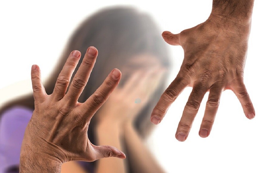 ভালবাসার মানুষ আপনার সঙ্গে খারাপ আচরণ করলে কি আপনি মেনে নেন? কষ্ট হলেও মুখ বুজে সহ্য করেন? নিজেকে সম্মান করুন৷ এভাবে মেনে নেবেন না৷ ভালবাসার মানুষ আপনার সঙ্গে খারাপ আচরণ করলে কি আপনি মেনে নেন? কষ্ট হলেও মুখ বুজে সহ্য করেন? নিজেকে সম্মান করুন৷ এভাবে মেনে নেবেন না৷