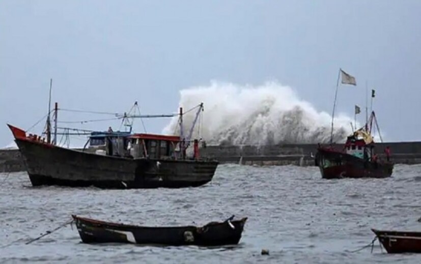 ১৫৫ থেকে ১৫৬ কিলোমিটার প্রতি ঘণ্টার গতিতে এগিয়ে আসছে বায়ু ৷ বুধবার বিকেল থেকেই বেশ কিছু এলাকায় ঝোড়ো হাওয়া বইতে শুরু করে দেয় ৷ সমুদ্রও উত্তাল হয়ে ওঠে ৷ এখনও পর্যন্ত বায়ুর জেরে গুজরাটে মৃত্যু হয়েছে ৬ জনের ৷ নর্মদা ও তাপি এলাকায় ৪ জনের মৃত্যু হয়েছে ৷ ডাঙ্গ ও গান্ধিনগরে ২ জনের মৃত্যু ৷ বিদ্যুৎপৃষ্ট হয়ে বা গাছ পড়ে মৃত্যু হয়েছে এদের বলে জানা গিয়েছে ৷ 