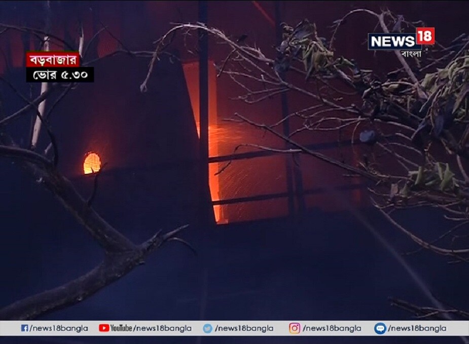 এর আগে ২০১৭ সালের ১১ অক্টোবর বন্দরের গোডাউনে আগুন লাগে। সেই সময় কড়া নির্দেশ জারির পরও ফিরল না হুঁশ। বন্দরের গোডাউনে দাহ্য পদার্থ রাখা যাবে না, থাকতে হবে দমকল-পোর্ট ফায়ার সার্ভিসের সার্টিফিকেট। এর আগে ২০১৭ সালের ১১ অক্টোবর বন্দরের গোডাউনে আগুন লাগে। সেই সময় কড়া নির্দেশ জারির পরও ফিরল না হুঁশ। বন্দরের গোডাউনে দাহ্য পদার্থ রাখা যাবে না, থাকতে হবে দমকল-পোর্ট ফায়ার সার্ভিসের সার্টিফিকেট।