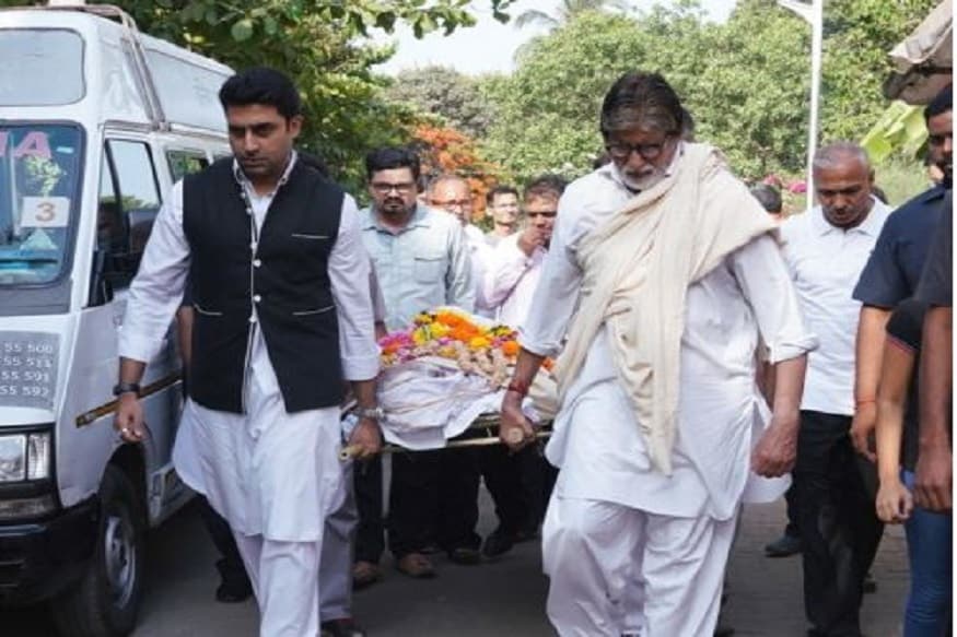 শুধু হাজির হওয়া নয়, বিশেষ বন্ধুর প্রতি শ্রদ্ধা জানাতে শবদেহ বহন করলেন অমিতাভ৷ তাঁকে সঙ্গ দিলেন অভিষেকও৷ Photo Courtesy: Amitabh Bachchan Blog শুধু হাজির হওয়া নয়, বিশেষ বন্ধুর প্রতি শ্রদ্ধা জানাতে শবদেহ বহন করলেন অমিতাভ৷ তাঁকে সঙ্গ দিলেন অভিষেকও৷ Photo Courtesy: Amitabh Bachchan Blog