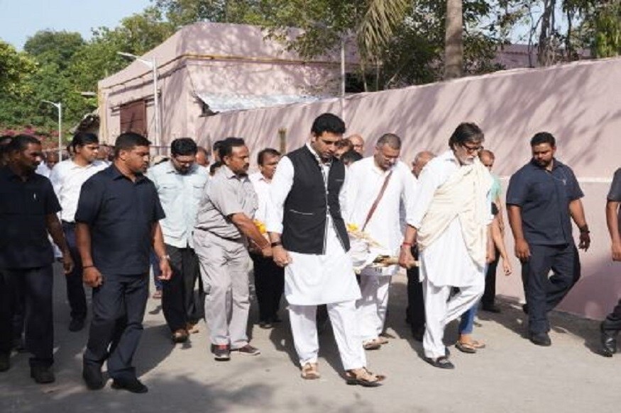 অমিতাভ বচ্চনের ম্যানেজার ছাড়াও তিনি একটি ছবি প্রযোজনা করেছিলেন৷ ছবিটির নাম বড়ে মিঞা ছোটে মিঞা৷ Photo Collected অমিতাভ বচ্চনের ম্যানেজার ছাড়াও তিনি একটি ছবি প্রযোজনা করেছিলেন৷ ছবিটির নাম বড়ে মিঞা ছোটে মিঞা৷ Photo Collected