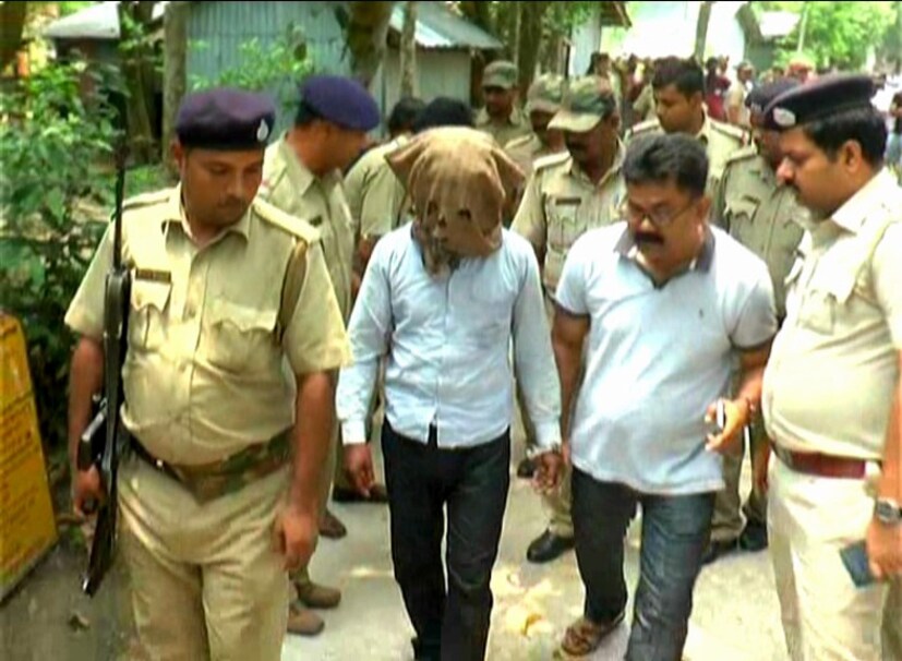 নাবালিকা ৩০ মে দুপুরে কালনার সিঙ্গের কোনে ওই নাবালিকা চেনম্যানের হামলার শিকার হয়েছিল ৷