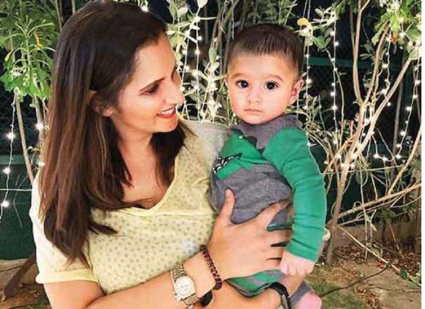 বাবা সোয়েব মালিক বিশ্বকাপের জন্য ইংল্যান্ডে। তবে তাতে কুছ পরোয়া নেহি! মা আছে না! হায়দরাবাদে মায়ের সঙ্গেই প্রথম ইদের যশন-এ সামিল ইজহান।  Photo source: twitter/Sania Mirza