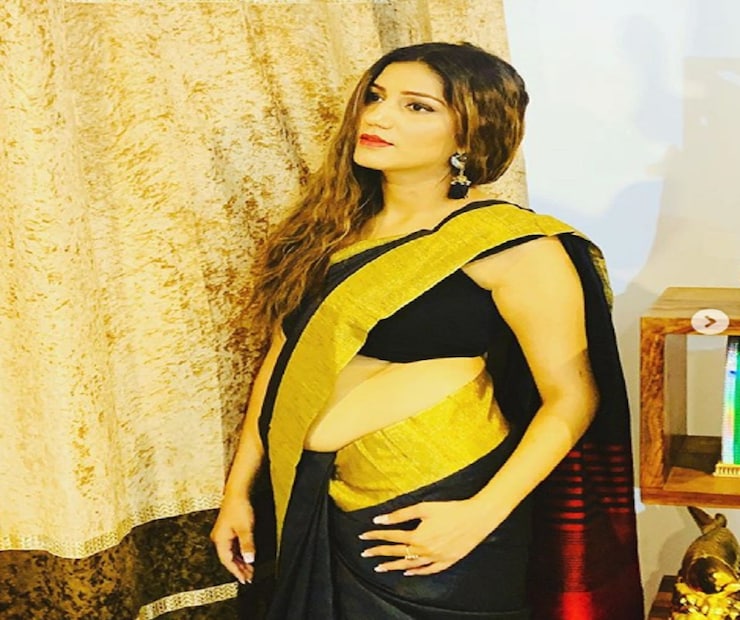 মুহূর্তেই ছড়িয়েছে তাঁর ছবি ইনস্টাগ্রামে ৷ স্বপ্না চৌধুরিকে সোনালি রঙের শাড়িতে অসাধারণ লাগছে ৷ ছবি ইনস্টাগ্রাম ৷