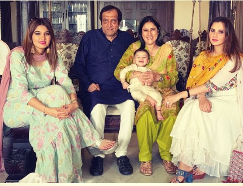 সপরিবারে সানিয়া। সব আকর্ষণের কেন্দ্রবিন্দু খিলখিলিয়ে হাসতে থাকা ছোট্ট ইজহান।  Photo source: twitter/Sania Mirza