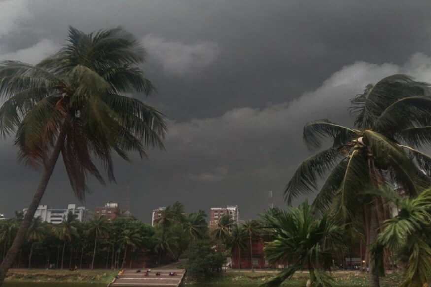 চাঁদি ফাটা রোদে রাস্তায় বেরনো দায়৷ তীব্র গরম সঙ্গে অস্বস্তিকর আর্দ্রতা৷ সব মিলিয়ে নাজেহাল অবস্থা৷ এহেন অবস্থায় খানিক স্বস্তির কবর শোনাল আলিপুর আবহাওয়া অফিস৷ চাঁদি ফাটা রোদে রাস্তায় বেরনো দায়৷ তীব্র গরম সঙ্গে অস্বস্তিকর আর্দ্রতা৷ সব মিলিয়ে নাজেহাল অবস্থা৷ এহেন অবস্থায় খানিক স্বস্তির কবর শোনাল আলিপুর আবহাওয়া অফিস৷