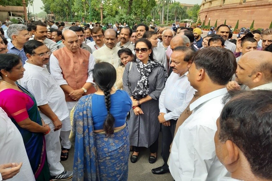 এই উপলক্ষ্যে প্রতিরক্ষামন্ত্রী রাজনাথ সিং, স্বাস্থ্যমন্ত্রী হর্ষবর্ধন, অর্থরাষ্ট্রমন্ত্রী অনুরাগ ঠাকুর, হংসরাজ হংস, সুশীল কুমার সিং-সহ একাদিক সাংসদ রয়েছেন ৷ ছবি সৌজন্যে এএনআই ৷ এই উপলক্ষ্যে প্রতিরক্ষামন্ত্রী রাজনাথ সিং, স্বাস্থ্যমন্ত্রী হর্ষবর্ধন, অর্থরাষ্ট্রমন্ত্রী অনুরাগ ঠাকুর, হংসরাজ হংস, সুশীল কুমার সিং-সহ একাদিক সাংসদ রয়েছেন ৷ ছবি সৌজন্যে এএনআই ৷