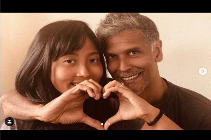 মিলিন্দ সোমান ও অঙ্কিতা কোনওয়ারের বয়সের পার্থক্য অনেকটা। ২৬ বছরের মেয়েকে বিয়ে করবেন ৫২ বছরের মিলিন্দ। অনেকেই এই বিয়ে নিয়ে তুলেছিলেন নানা প্রশ্ন। কারও কথা পাত্তা না দিয়ে বিয়ে করেছেন এই জুটি। photo source collected