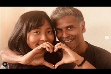 'বালি'তে বেড়াতে গিয়ে উষ্ণতা ছড়ালেন মিলিন্দ ও অঙ্কিতা ! ভাইরাল ছবি 'বালি'তে বেড়াতে গিয়ে উষ্ণতা ছড়ালেন মিলিন্দ ও অঙ্কিতা ! ভাইরাল ছবি