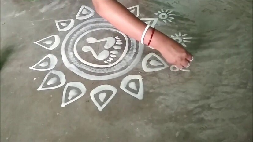 ♦ এই দিন বাড়ির প্রধান দরজায় মা লক্ষ্মীর পদচিহ্ন আঁকুন এবং যদি বাড়িতে মা লক্ষ্মীর পদযুগল থাকে, তা হলে তা উত্তর দিকে রেখে তাঁর সামনে একটিঘিয়ের প্রদীপ জ্বাললে দারিদ্র দূর হয় এবং অর্থ ভাগ্য ভাল হয়।