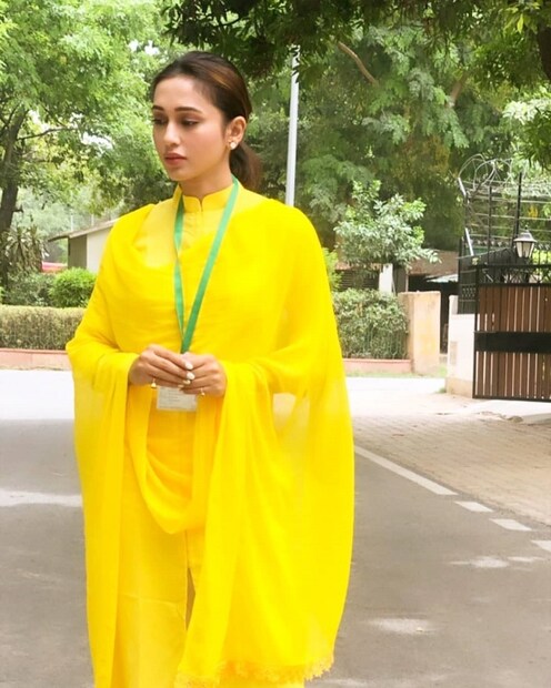 ♦ বাইরে বৃষ্টির আমেজ ৷ মাঝে মধ্যেই নেমে আসছে বৃষ্টি ৷ আর এমন আবহাওয়ায় সংসদ ভবনে একরাশ ফুরফুরে বাতাস এনে দিলেন মিমি ৷ এ দিন লেমন ইয়েলো রঙের পোশাকে ঝলমল করে উঠলেন নায়িকা ও সাংসদ ৷ আর সেই ছবিই নিজের ইনস্টাগ্রাম স্টোরিতে শেয়ার করেছেন তিনি ৷ ছবি: ইনস্টাগ্রাম ৷