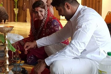 পুজোয় বসে স্বামীর দিকে তাকিয়ে শ্রাবন্তী, স্ত্রীয়ের এই চাহনি নিয়ে যা বললেন না