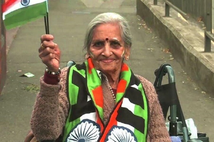  ♦ চলতি বিশ্বকাপে বাইশ গজের সুপারম্যান যদি হন রোহিত শর্মা, তা হলে অবশ্যই গ্যালারি কুইন হলেন বছর ৮৭-র ‘চারুলতা প্যাটেল’৷