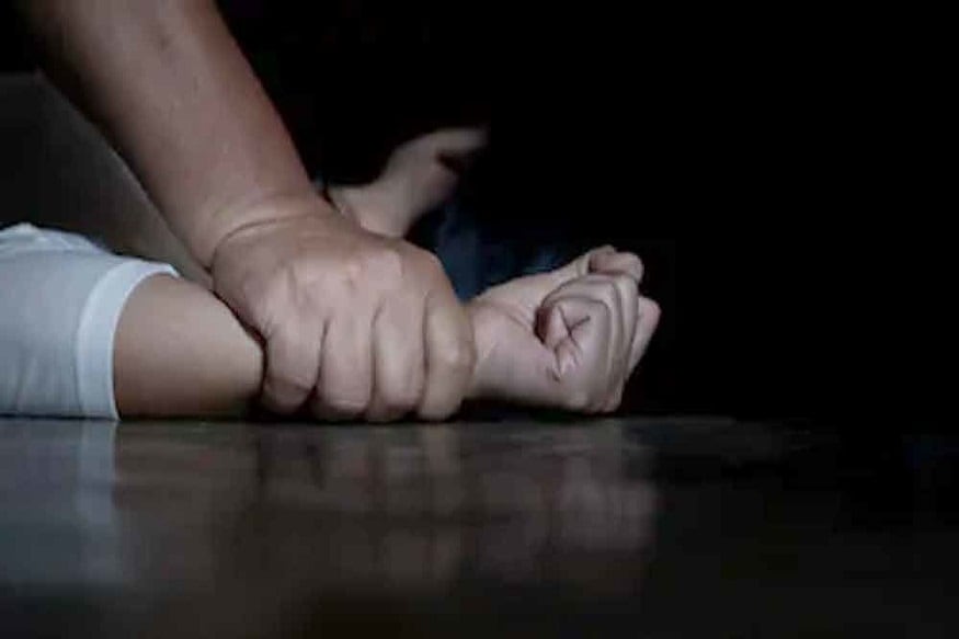 ♦ স্বামী কাজ করেন বাইরে ৷ তাই বাড়িতে থাকতে পারেন না ৷ বাড়িতে থাকেন তিনি আর তাঁর শ্বশুর ,শাশুড়ি এবং দেওর ৷ যখন বিয়ে করে বাড়িতে এসেছিলেন, তখন তাঁর শ্বশুরমশাই বলেছিলেন, ‘বৌমা আমি তোমার বাবারই মতো’৷ ♦ স্বামী কাজ করেন বাইরে ৷ তাই বাড়িতে থাকতে পারেন না ৷ বাড়িতে থাকেন তিনি আর তাঁর শ্বশুর ,শাশুড়ি এবং দেওর ৷ যখন বিয়ে করে বাড়িতে এসেছিলেন, তখন তাঁর শ্বশুরমশাই বলেছিলেন, ‘বৌমা আমি তোমার বাবারই মতো’৷