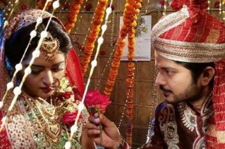 বিয়ে যদি ভালবাসার হয় তাহলে মেয়েরা তার পছন্দের মানুষটাকে চেনে বলে একটু নিশ্চিন্ত থাকে বটে। তবে তার চিন্তা কোনও ভাবেই কমে না।photo source collected বিয়ে যদি ভালবাসার হয় তাহলে মেয়েরা তার পছন্দের মানুষটাকে চেনে বলে একটু নিশ্চিন্ত থাকে বটে। তবে তার চিন্তা কোনও ভাবেই কমে না।photo source collected