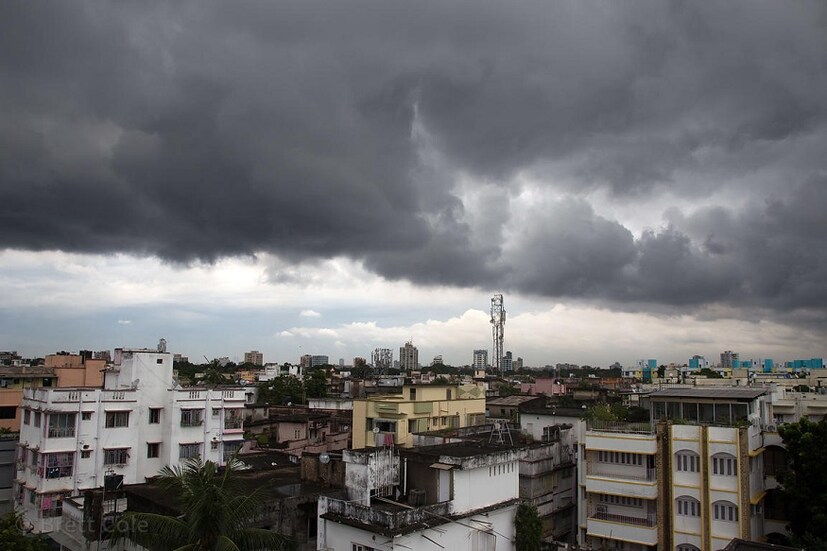 রোজই মাঝরাতে অল্প-বিস্তর বৃষ্টিপাত শহর জুড়ে ৷ সকাল হলে অবশ্য ফের রোদ, ফের গরম ৷ তবে বিকেল থেকেই আবার মেঘলা আকাশ ৷ হালকা বৃষ্টি ৷ 