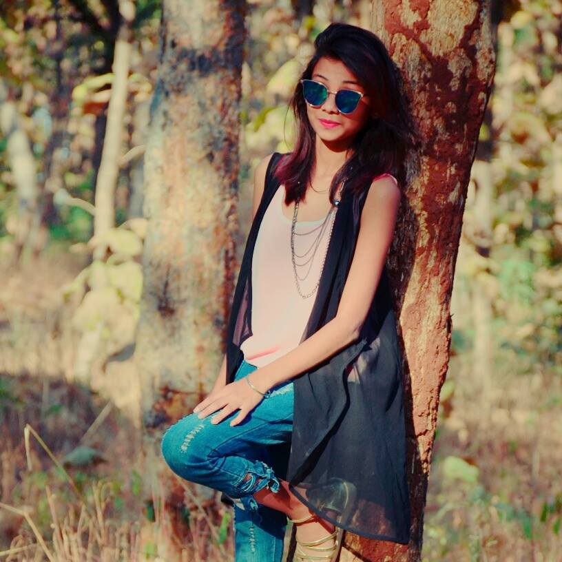 • বেশ কিছুদিন ধরেই স্থানীয় মডেল খুশি পারিহরের সঙ্গে সম্পর্ক ছিল তার ৷ জানা গিয়েছে, খুশি ও আশরফ, দু’জনেই নাগপুরের বাসিন্দা ৷ বান্ধবীর ‘চরিত্র’ নিয়ে সন্দেহের বশেই নাকি তাঁকে খুন করেছে আশরফ ৷ ছবি: ফেসবুক ৷ • বেশ কিছুদিন ধরেই স্থানীয় মডেল খুশি পারিহরের সঙ্গে সম্পর্ক ছিল তার ৷ জানা গিয়েছে, খুশি ও আশরফ, দু’জনেই নাগপুরের বাসিন্দা ৷ বান্ধবীর ‘চরিত্র’ নিয়ে সন্দেহের বশেই নাকি তাঁকে খুন করেছে আশরফ ৷ ছবি: ফেসবুক ৷