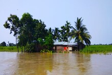 বন্যায় বিপর্যস্ত অসম, জলে ভেসেছে গ্রামের পর গ্রাম, দেখুন ছবি বন্যায় বিপর্যস্ত অসম, জলে ভেসেছে গ্রামের পর গ্রাম, দেখুন ছবি