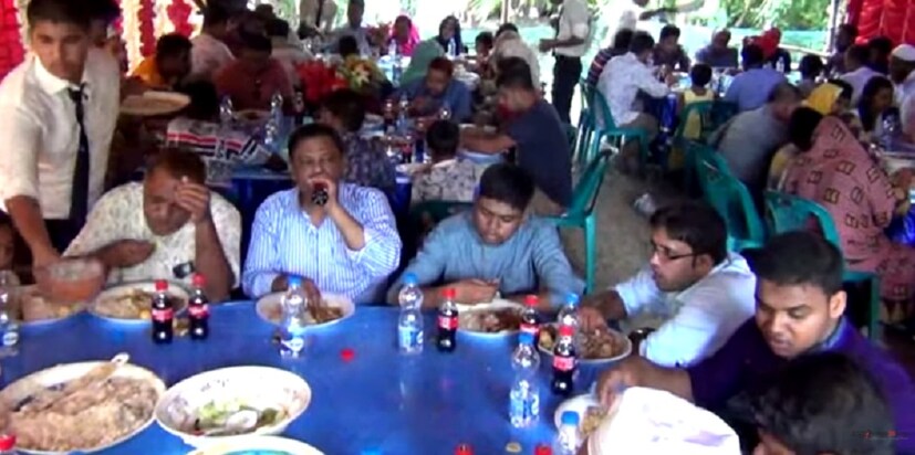 ♦ বিয়ে করেছেন অনেকটা চুপিসারেই। ওই সময়ই বলেছিলেন, বৌভাত অনুষ্ঠানের আয়োজন করবেন জাঁকজমকপূর্ণ। সে অনুষ্ঠানটিই আজ নিজ বাড়িতে আয়োজন করেছেন জাতীয় দলের তারকা ক্রিকেটার মুস্তাফিজুর রহমান। আত্মীয়-স্বজন, বন্ধু-বান্ধব ও এলাকাবাসী ছাড়াও বিভিন্ন শ্রেণি-পেশার হাজার হাজার মানুষের উপস্থিতিতে মুখরিত হয়ে ওঠে এই তারকা ক্রিকেটারের বৌভাত অনুষ্ঠান। শনিবার দুপুরে শুরু হয় বৌভাত অনুষ্ঠানে আমন্ত্রিত অতিথিদের আপ্যায়ন। এর আগে সকাল থেকে বৌভাত অনুষ্ঠানে আসতে শুরু করেন আমন্ত্রিত অতিথিরা।