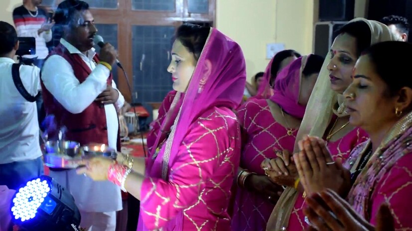 কুলুর এক মন্দিরে এমনই এক ভক্ত সমাগম হয়েছে ৷ ভগবান সিবের আরাধনায় সবাই ব্যস্ত ৷