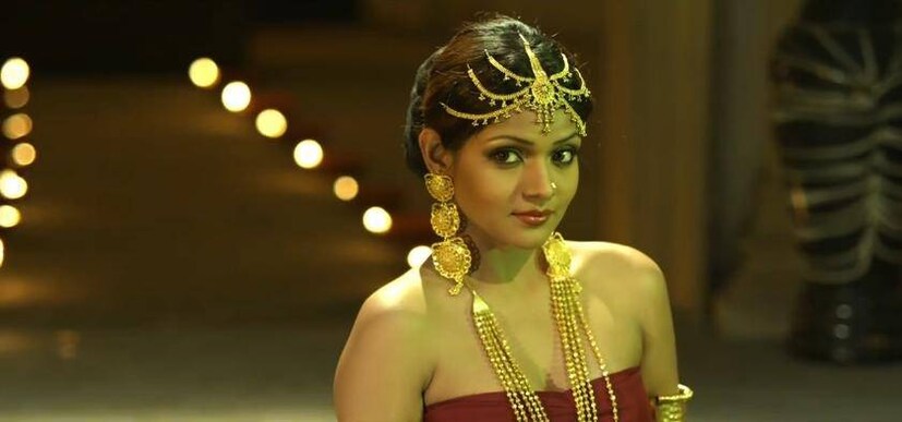  অভিনেত্রীর কথায়, প্রথম প্রথম বিষয়টিকে এড়িয়ে গেলেও, পরের দিক যুবক নানাভাবে উত্যক্ত করতে থাকে অভিনেত্রীকে ৷ শেষমেশ ৩০ মে কলকাতা পুলিশের সাইবার সেলে অভিযোগ দায়ের করেন অরুণিমা ৷ 