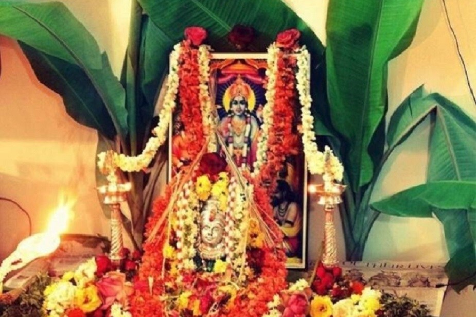 ♦ যেহেতু বৃহস্পতিবার দেবী লক্ষ্মীর পুজোর দিন ৷ তাই এ দিন সত্য-নারায়ণ পুজো করুন ৷ এবং সেই পুজোর প্রসাদ প্রতিবেশী, আত্মীয়-স্বজনের মধ্যে বিলি করুন ৷ এতে আপনার সংসারে সুখ ও সমৃদ্ধিতে ভরে উঠবে ৷ এরই সঙ্গে বাড়ির আশ-পাশের মানুষজনের মধ্যে পজিটিভ এনার্জিতে ভরে উঠবে ৷ ♦ যেহেতু বৃহস্পতিবার দেবী লক্ষ্মীর পুজোর দিন ৷ তাই এ দিন সত্য-নারায়ণ পুজো করুন ৷ এবং সেই পুজোর প্রসাদ প্রতিবেশী, আত্মীয়-স্বজনের মধ্যে বিলি করুন ৷ এতে আপনার সংসারে সুখ ও সমৃদ্ধিতে ভরে উঠবে ৷ এরই সঙ্গে বাড়ির আশ-পাশের মানুষজনের মধ্যে পজিটিভ এনার্জিতে ভরে উঠবে ৷