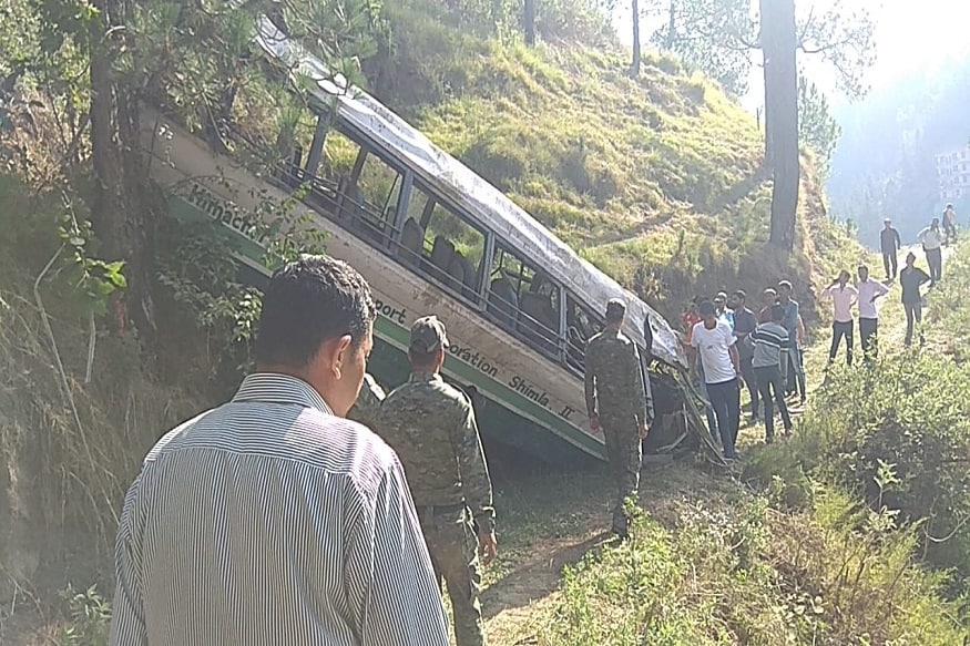 হিমাচল প্রদেশ রোড ট্রান্সপোর্ত কর্পোরেশন (HRTC) এর স্কুল বাসটি খাদে পড়ার সঙ্গে সঙ্গেই ঘটনাস্থলে মৃত্যু হয় বাসচালকের। গুরুতর আহত হয় ৩ পড়ুয়া ও পরে হাসপাতালে নিয়ে যাওয়ার পথেই মৃত্যু হয় তাদের। (Photo: News18) হিমাচল প্রদেশ রোড ট্রান্সপোর্ত কর্পোরেশন (HRTC) এর স্কুল বাসটি খাদে পড়ার সঙ্গে সঙ্গেই ঘটনাস্থলে মৃত্যু হয় বাসচালকের। গুরুতর আহত হয় ৩ পড়ুয়া ও পরে হাসপাতালে নিয়ে যাওয়ার পথেই মৃত্যু হয় তাদের। (Photo: News18)