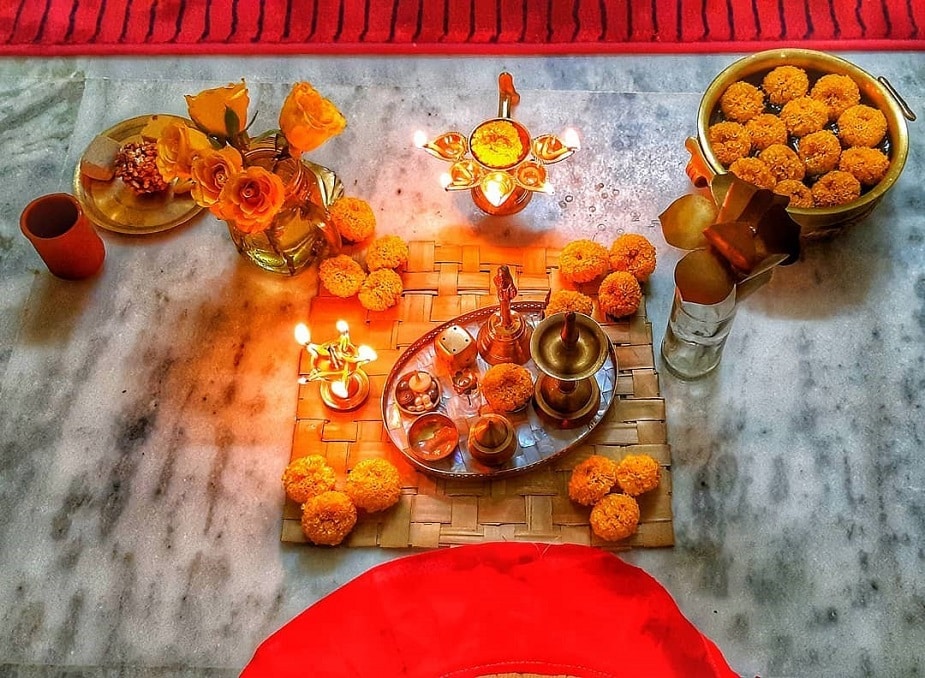 ♦ শুধু একটা ছোট্ট টোটকা মেনে চললেই। এই টোটকা আপনাকে দিয়ে দেবে একধিক মুক্তির উপায়। পরিবারে আনবে সুখ ও শান্তি। অর্থভাগ্য ও ফেরাবে এই টোটকা। সেই সঙ্গে পরিবারের কেউ অসুস্থ থাকলে সেই অসুস্থতাও নিমেষে সেরে যাবে। ছবি: দেবমাল্য দাস ৷ ♦ শুধু একটা ছোট্ট টোটকা মেনে চললেই। এই টোটকা আপনাকে দিয়ে দেবে একধিক মুক্তির উপায়। পরিবারে আনবে সুখ ও শান্তি। অর্থভাগ্য ও ফেরাবে এই টোটকা। সেই সঙ্গে পরিবারের কেউ অসুস্থ থাকলে সেই অসুস্থতাও নিমেষে সেরে যাবে। ছবি: দেবমাল্য দাস ৷