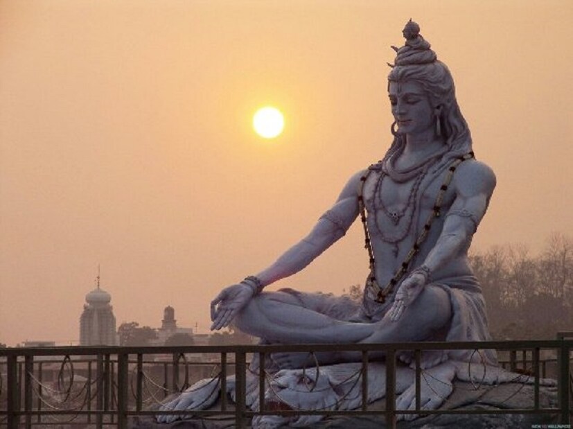 ♦ শ্রাবণ মাস নিয়ে পুরাণে একটা গল্পকথা পাওয়া যায়। তা হল - একদা ঋষি মিরকাণ্ডু ও তাঁর স্ত্রী সন্তান লাভের আশায় শিবের আরাধনা শুরু করেন। তাঁদের কঠিন তপস্যায় খুশি হয়ে মহাদেব আশীর্বাদ দেন যে হয় তাঁরা প্রখর বুদ্ধিমত্তার স্বল্পজীবনের সন্তান পেতে পারেন অথবা অল্পবুদ্ধির দীর্ঘজীবনের সন্তান পেতে পারেন। মিরকাণ্ডু ও তাঁর স্ত্রী মারুদমতি স্বল্প আয়ুর বুদ্ধিমান সন্তান বেছে নেন। এরপরই জন্ম হয় মার্কণ্ডের। 