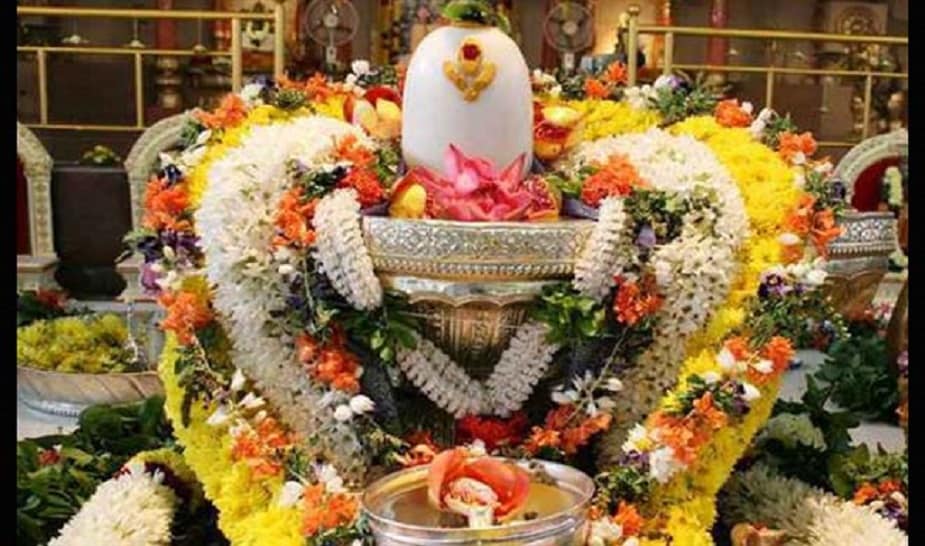 ♦ অনেকে ওই দিন ব্রত রাখেন। যা সোমেশ্বর ব্রত নামে পরিচিত। শিবপুরাণে সোমেশ্বর শব্দের দুটি মানে। এক, চাঁদকে সোমেশ্বর বলে। দুই, শিব। অনেকেই তাই মাসের প্রথম আর শেষ সোমবার শিবের পুজো করেন। কথিত আছে, এভাবে নিয়মিত মহাদেবের পুজো করলে তিনি তুষ্ট হয়ে ভক্তের সমস্ত পাপ ধুয়ে দেন। ♦ অনেকে ওই দিন ব্রত রাখেন। যা সোমেশ্বর ব্রত নামে পরিচিত। শিবপুরাণে সোমেশ্বর শব্দের দুটি মানে। এক, চাঁদকে সোমেশ্বর বলে। দুই, শিব। অনেকেই তাই মাসের প্রথম আর শেষ সোমবার শিবের পুজো করেন। কথিত আছে, এভাবে নিয়মিত মহাদেবের পুজো করলে তিনি তুষ্ট হয়ে ভক্তের সমস্ত পাপ ধুয়ে দেন।