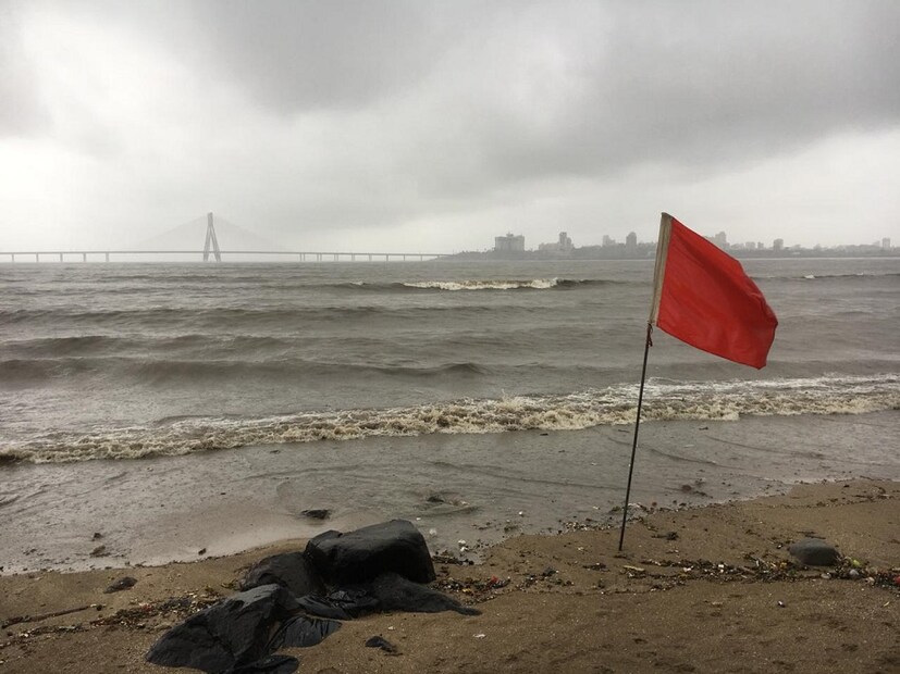  ♦ এরই মধ্যে মুম্বই পুলিষের তরফে সতর্কতা জারি করা হল ৷ আরও ভারী থেকে অতি ভারী বৃষ্টির আশঙ্কা রয়েছে গোটা মুম্বই জুড়ে ৷