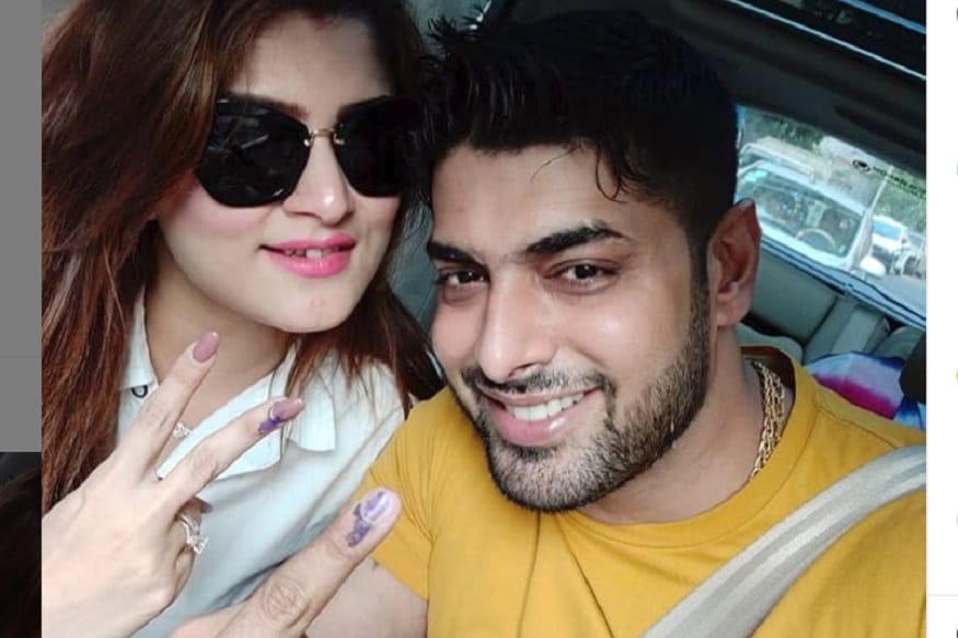 ♦ কিন্তু সেই সব সমালোচনায় এক্কেবারে আমল দেননি নায়িকা ৷ তিনি জানিয়েছিলেন, তিনি রাজি, দুই পরিবার রাজি ৷ সব খেকে বড় কথা ছেলে অভিমন্যু রাজি ৷ ♦ কিন্তু সেই সব সমালোচনায় এক্কেবারে আমল দেননি নায়িকা ৷ তিনি জানিয়েছিলেন, তিনি রাজি, দুই পরিবার রাজি ৷ সব খেকে বড় কথা ছেলে অভিমন্যু রাজি ৷