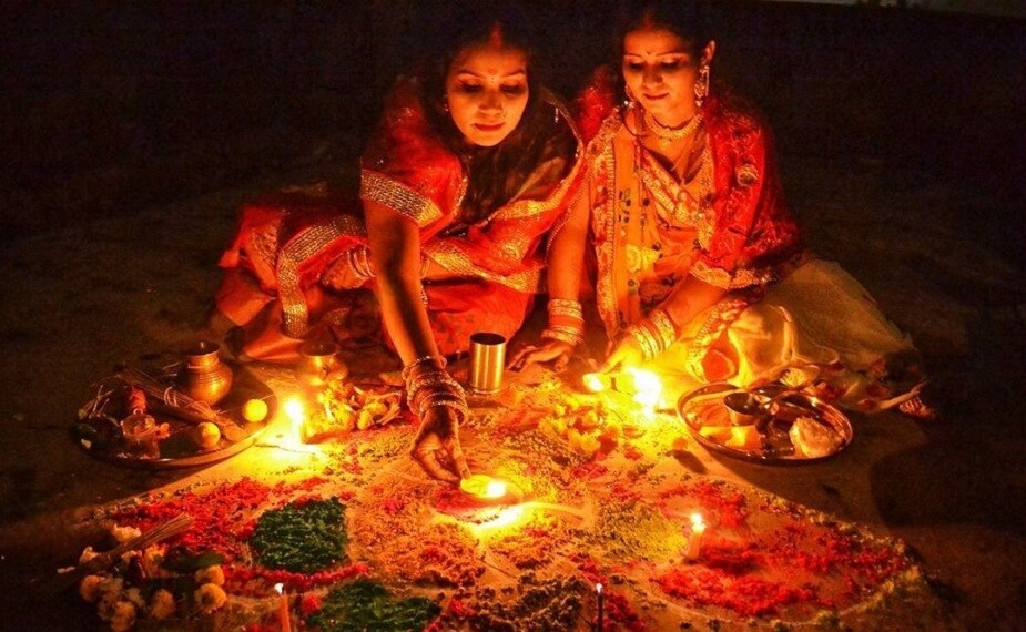 ♦ অমাবস্যার রাতে এবং অমাবস্যা চলাকালীন ঘরে ঠাকুরের সামনে প্রদীপ জ্বালান। ফলে আপনার ঘরে শুভ শক্তির প্রবেশ ঘটবে এবং দেব-দেবীর আশীর্বাদ লাভ হবে। এই কাজটি যদি বকুল অমাবস্যার পর থেকে প্রতিদিন করতে পারেন তাহলে মাতা লক্ষ্মী ও নারায়ণ অতি প্রসন্ন হন। তাই ফেলে রাখবেন না কাল অবশ্যই করবেন এই কাজ। ছবি: দেবমাল্য দাস ৷ ♦ অমাবস্যার রাতে এবং অমাবস্যা চলাকালীন ঘরে ঠাকুরের সামনে প্রদীপ জ্বালান। ফলে আপনার ঘরে শুভ শক্তির প্রবেশ ঘটবে এবং দেব-দেবীর আশীর্বাদ লাভ হবে। এই কাজটি যদি বকুল অমাবস্যার পর থেকে প্রতিদিন করতে পারেন তাহলে মাতা লক্ষ্মী ও নারায়ণ অতি প্রসন্ন হন। তাই ফেলে রাখবেন না কাল অবশ্যই করবেন এই কাজ। ছবি: দেবমাল্য দাস ৷