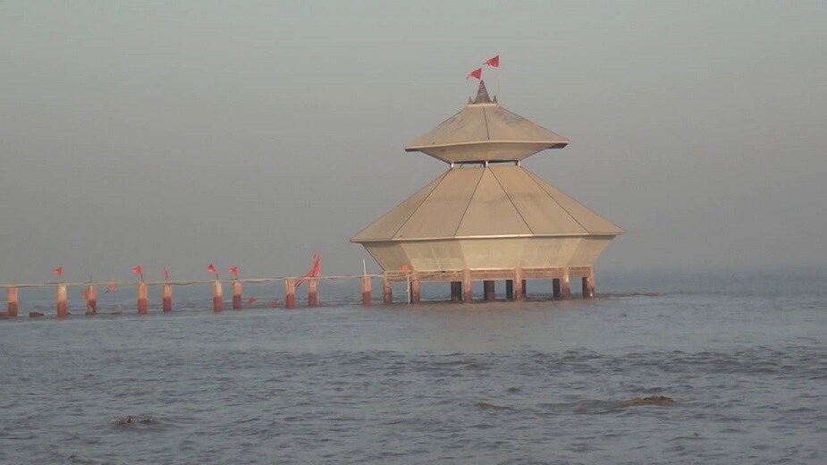 ♦ তেমনই এক কাণ্ড ঘটে গুজরাতের ভদোদরার কাবি কাম্বোই গ্রামে ৷ যেখানে তাঁর অগণিত ভক্তদের দিনে দু’বার দেখা দেন দেবাদিদেব মহাদেব ৷ আসলে এখানেই রয়েছে এক শিবমন্দির, যা কিনা দিনে দু’বার চোখের নিমেষে অদৃশ্য হয়ে যায় ৷ ♦ তেমনই এক কাণ্ড ঘটে গুজরাতের ভদোদরার কাবি কাম্বোই গ্রামে ৷ যেখানে তাঁর অগণিত ভক্তদের দিনে দু’বার দেখা দেন দেবাদিদেব মহাদেব ৷ আসলে এখানেই রয়েছে এক শিবমন্দির, যা কিনা দিনে দু’বার চোখের নিমেষে অদৃশ্য হয়ে যায় ৷