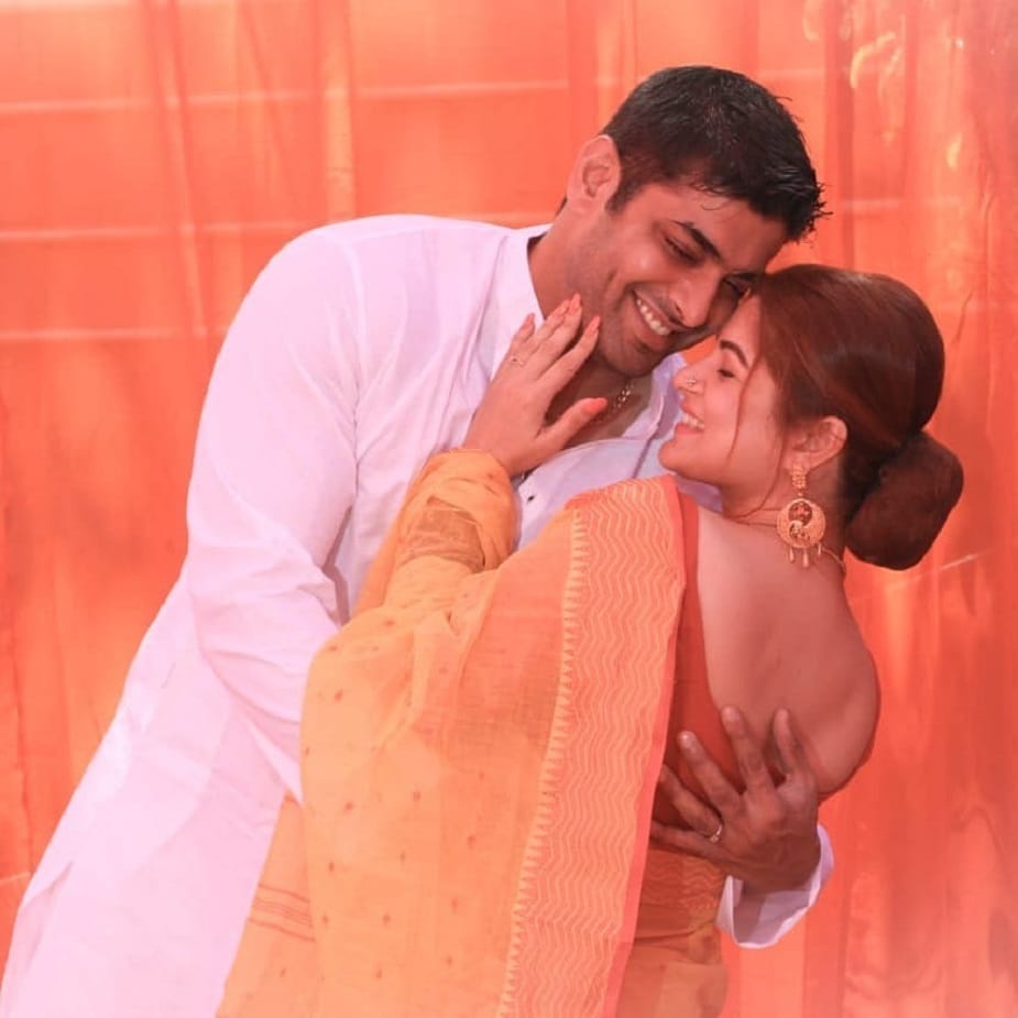 ♦ তবে ধীরে ধীরে নিজেকে সামলে নিয়েছিলেন নায়িকা ৷ নতুন সম্পর্কে যাওয়া এবং সেই সম্পর্কটাকে একটা স্বীকৃতির বাঁধনে বেঁধে ফএলা ৷ গোটাটাই হয়েছিল দুই পরিবারের সঙ্গে আলোচনার পর ৷ ছবি: ইনস্টাগ্রাম ৷ ♦ তবে ধীরে ধীরে নিজেকে সামলে নিয়েছিলেন নায়িকা ৷ নতুন সম্পর্কে যাওয়া এবং সেই সম্পর্কটাকে একটা স্বীকৃতির বাঁধনে বেঁধে ফএলা ৷ গোটাটাই হয়েছিল দুই পরিবারের সঙ্গে আলোচনার পর ৷ ছবি: ইনস্টাগ্রাম ৷